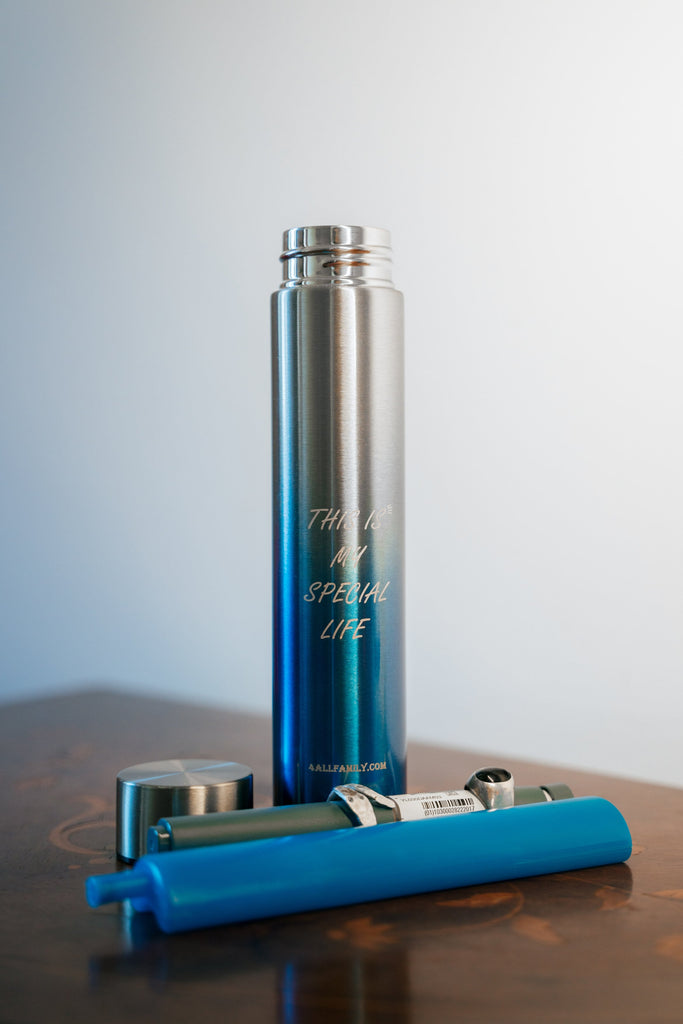 4AllFamily España - Rambler Termo Enfriador Para Transportar Insulina y Medicamentos - Color Azul - Foto con Pluma de Insulina